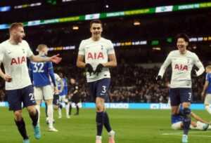 Selebrasi Sergio Reguilon setelah mencetak gol keempat Tottenham Hotspur dalam pertandingan Liga Inggris pekan ke-28 melawan Everton, Senin (7/3). (Matthew Childs/Reuters/Antara)