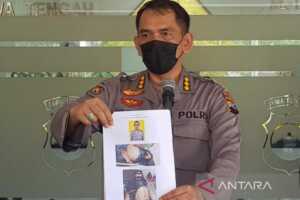 Kabid Humas Polda Jateng Kombes Pol.Iqbal Alqudusy menunjukkan gambar oknum anggota Polres Wonogiri yang merupakan pelaku pemerasan di Semarang, Kamis. (ANTARA/ I.C.Senjaya)