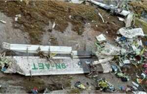 Puing pesawat Tara Air yang jatuh di pegunungan Nepal (BBC)