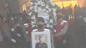 Jenazah Brigadir Joshua dimakamkan secara kedinasan setelah sekitar 4 jam menjalani otopsi ulang di RSUD Sunga Bahar, Rabu (27/7/2022).