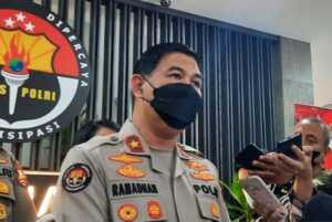 Kepala Biro Penerangan Masyarakat (Karopenmas) Divisi Humas Polri Brigjen Pol. Ahmad Ramadhan memberikan keterangan pers di Div Humas Mabes Polri, Jakarta, Senin (11/7), terkait baku tembak anggota Polri di kediaman Kadiv Propam. (Laily Rahmawaty/Antara)