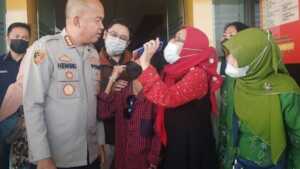 Kapolres Metro Bekasi, Kombes Gidion, saat menjenguk bocah korban penganiayaan. (Foto: Pojoksatu.id/Adika Fadil Utomo)