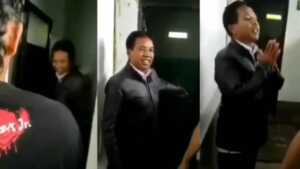 Video kepala sekolah diduga mesum di toilet masjid di Wonosobo.