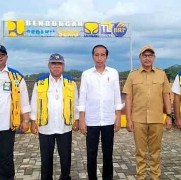 Presiden Jokowi, Menteri PUPR Basuki Hadimuljono, Kepala Badan Otorita IKN Bambang Susantono, Dirjen SDA PUPR Jarot Widyoko bersama sejumlah jajaran di Bendungan Sepaku Semoi IKN, (25/10), Sumber: KemenPUPR.