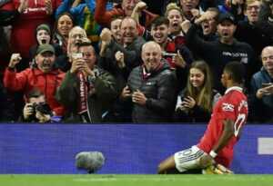 Pemain Manchester United Marcus Rashford merayakan golnya ke gawang West Ham United dalam laga lanjutan Liga Inggris di Old Trafford, Minggu (30/10). (Peter Powell/Reuters/Antara)