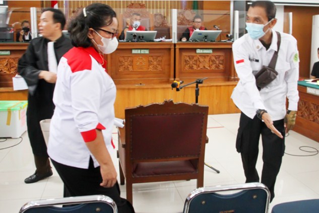 Ibu Brigadir Yosua Rosti Simanjuntak saat sebelum persidangan di mulai di Pengadilan Jakarta Selatan (Dery Ridwansah/ JawaPos.com)