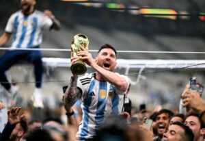 Bintang Argentina Lionel Messi merayakan keberhasilan negaranya menjadi juara Piala Dunia 2022 Qatar. (Kirill Kudryavtsev/AFP)
