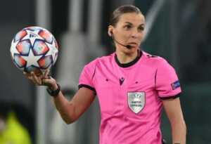 Stephanie Frappart menjadi perempuan pengadil lapangan kali pertama di Piala Dunia seiring dipilih dalam laga Kosta Rika versus Jerman dini hari nanti (2/12) WIB. (VINCENZO PINTO/AFP )
