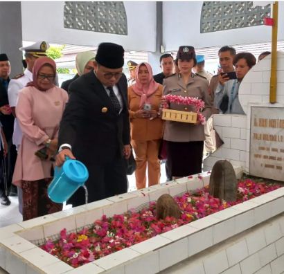 Tabur bunga dan siraman dilakukan Penjagub Gorontalo Hamka Hendra Noer di Makam Pahlawan Nasional Nani Wartabone pada Peringatan 81 tahun Hari Patriotik 23 Januari 1942. (Foto: Nova)