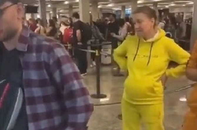 Ibu hamil asal Rusia saat berada di Bandara Argentina. Ribuan ibu hamil asal Rusia memilih melahirkan di Argentina. (Daily Star)