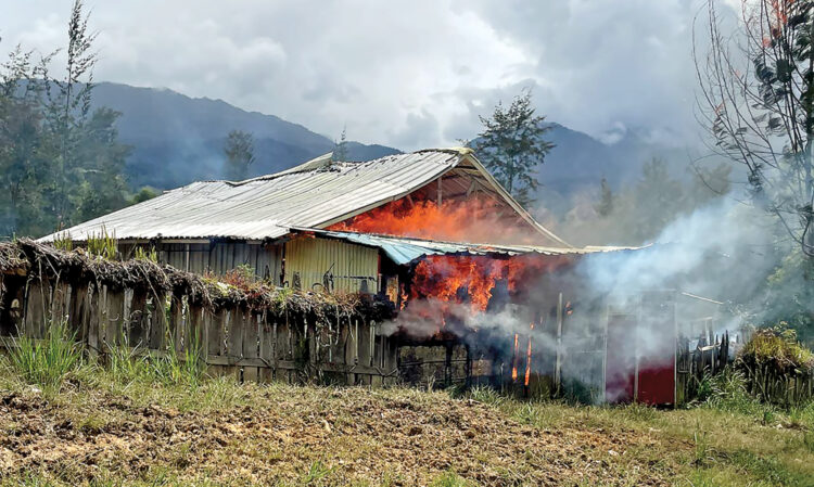 SASARAN PEMBAKARAN: Rumah yang diduga dibakar KST Kepala Air di Kampung Kago, Ilaga, Kabupaten Puncak, Papua Tengah, pada Sabtu (18/2). (HUMAS POLDA PAPUA)