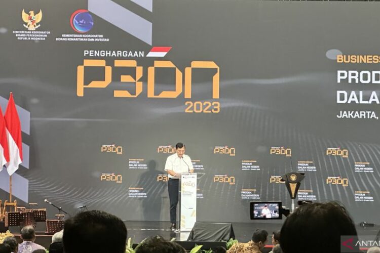Luhut Binsar Pandjaitan merekomendasikan sanksi bagi Kementerian, Lembaga, Pemerintah Provinsi, Pemerintah Kota, Pemerintah Kabupaten, serta BUMN yang tidak menjalankan belanja produk dalam negeri. (Sella Panduarsa Gareta/Antara)