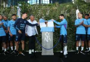 Lionel Messi (kanan) bersama pelatih Lionel Scaloni (dua dari kiri) dan Presiden AFA Claudio Tapia (tiga dari kiri) dalam pergantian nama markas latihan Argentina pada Sabtu (25/3) waktu setempat. (AFA )