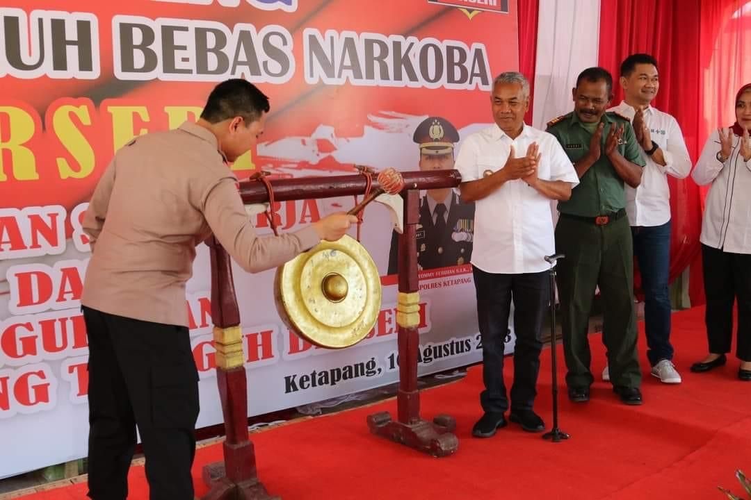 RESMIKAN : Kapolres Ketapang, AKBP Tommy Ferdian, meresmikan Kelurahan Sukaharja, Kecamatan Delta Pawan sebagai Kampung Tangguh Bebas Narkoba, Rabu (16/8).