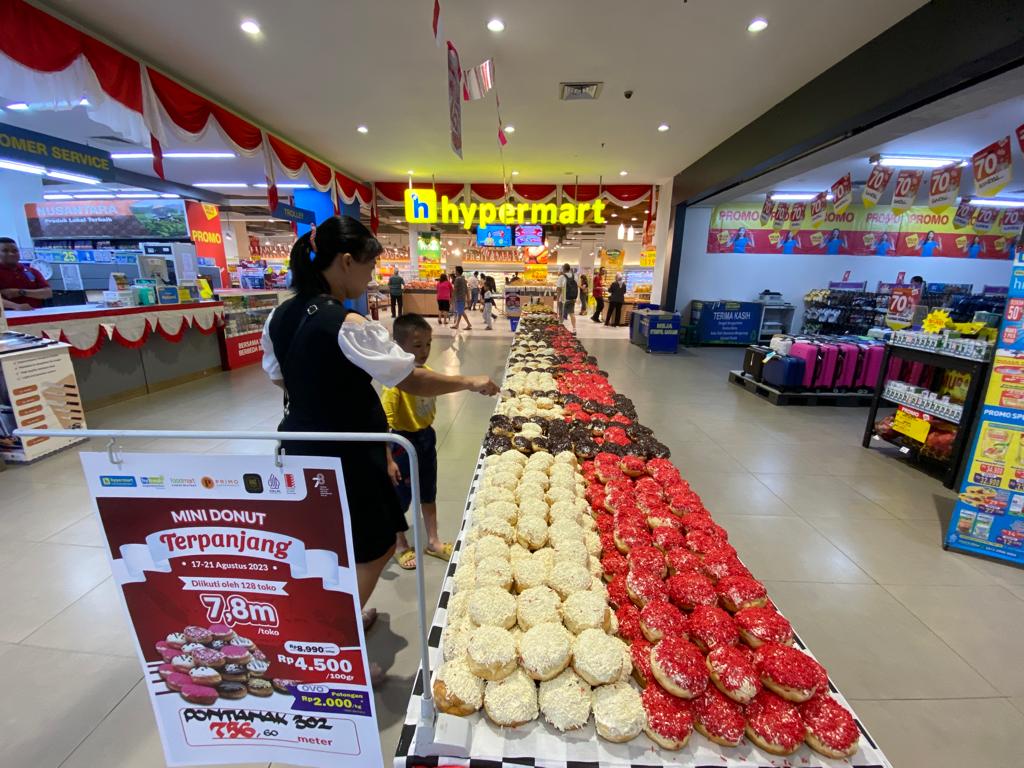 Seorang pembeli memilih ribuan donat bertema kemerdekaan yang dibuat di Hypermart Pontianak, Kalimantan Barat, Kamis (17/8/2023).