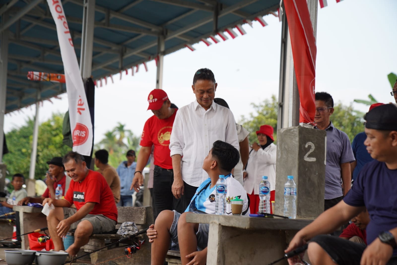LOMBA MANCING: Wali Kota Pontianak Edi Rusdi Kamtono berbincang dengan para peserta Lomba Mancing Piala Wali Kota Pontianak.
