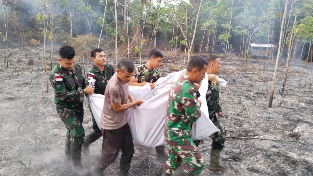 Personel TNI dan Polisi mengevakuasi jenazah Damiana Sumiati yang hangus terbakar dalam musibah Karhutla di Badau, Kapuas Hulu, Kalbar, Jumat (18/8/2023).