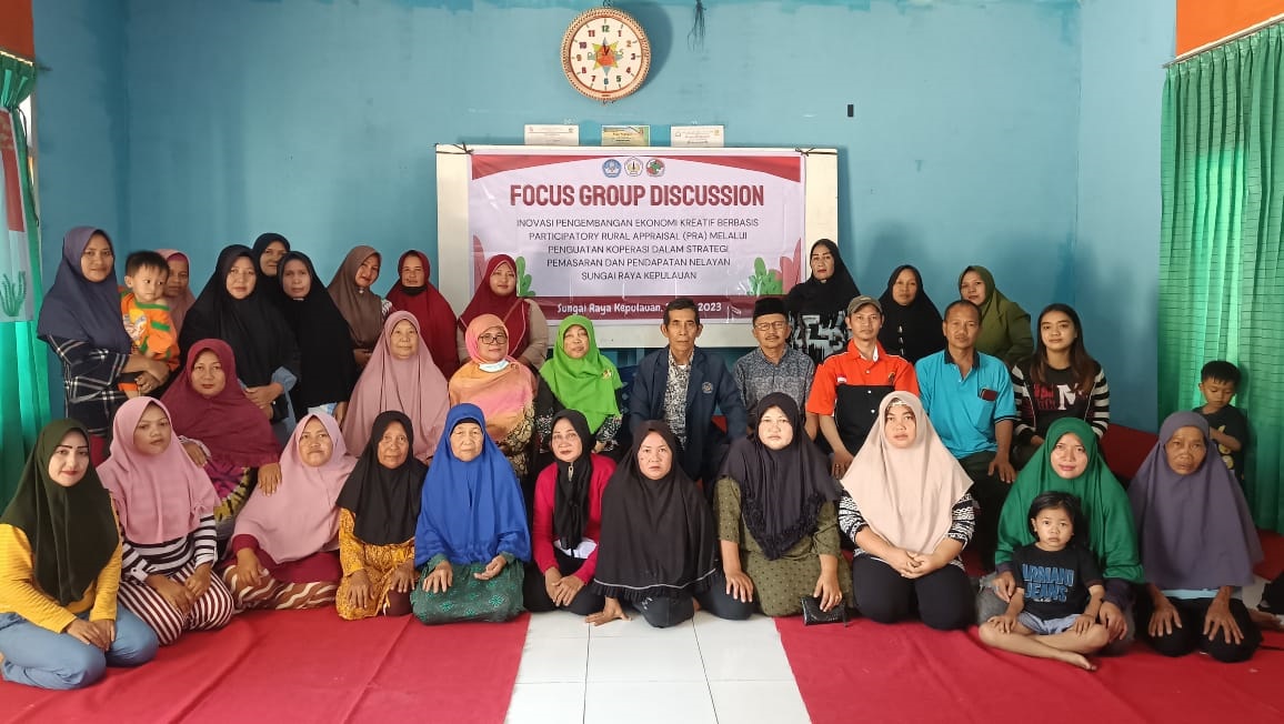 KEGIATAN: Tim Pinov FKIP Universitas Tanjungpura saat melakukan sejumlah kegiatan di kampung nelayan Karimunting, Kabupaten Bengkayang. IST