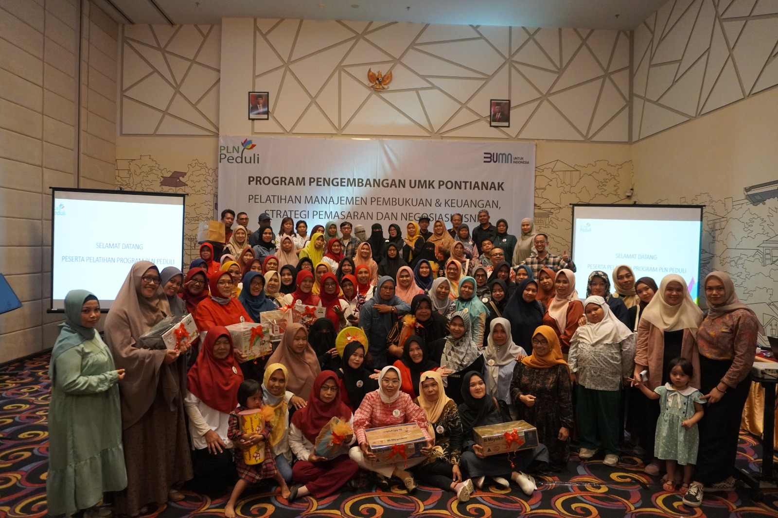 Foto Bersama 100 perserta dari berbagai UMKM di Pontianak mengikuti Program PLN Peduli berupa Pelatihan Manajemen Pembukuan dan Keuangan serta Strategi Pemasaran dan Negosiasi Bisnis di Hotel Ibis.