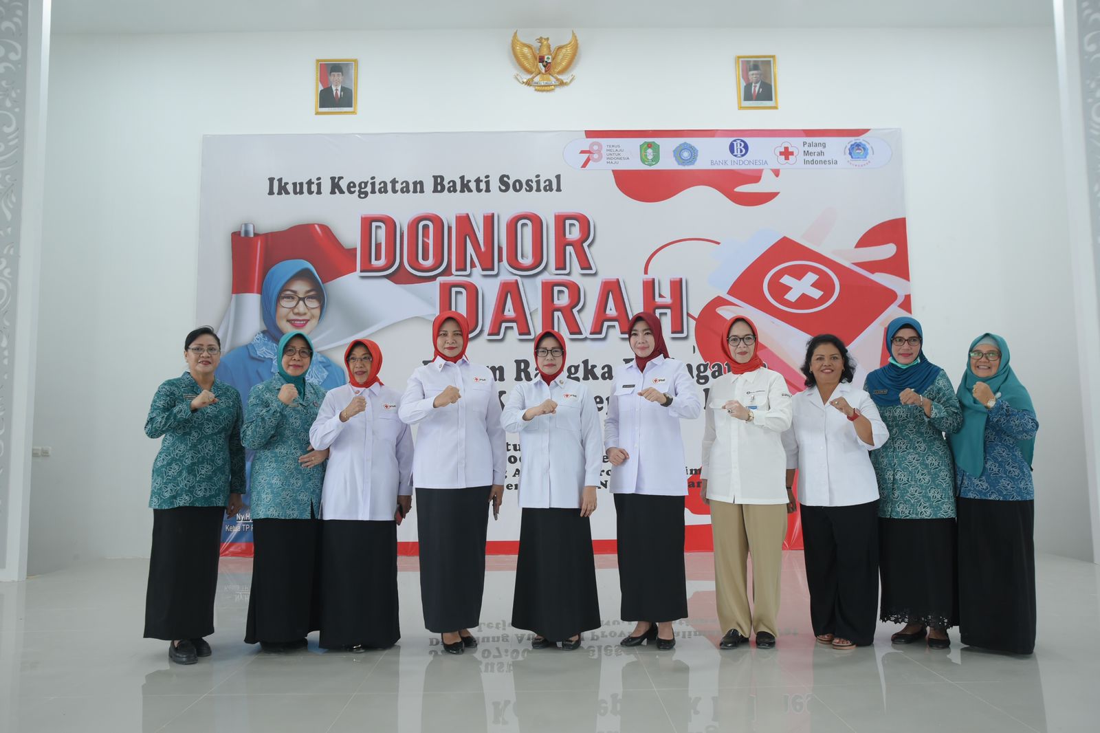 DIABADIKAN: Pengurus PMI Kalbar dan Tim Kantor Perwakilan Bank Indonesia Kalbar berfoto bersama dalam bakti sosial donor darah di Markas PMI Kalbar, kemarin (18/8).