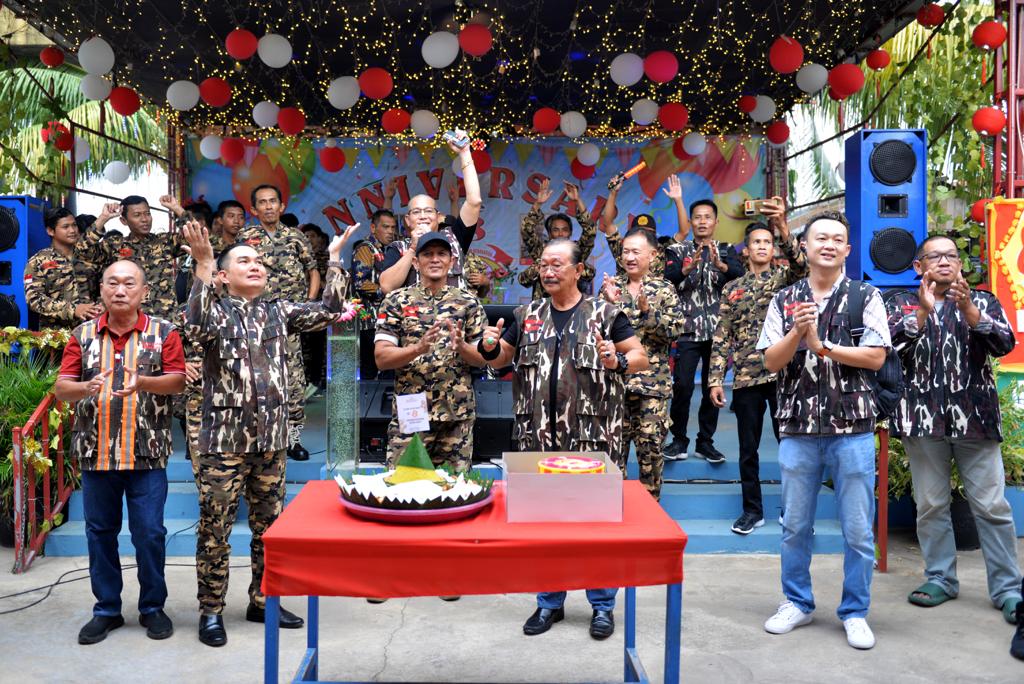 FOTO BERSAMA: Anggota Damkar Kapuas Bhakti berfoto bersama dalam perayaan hari ulang tahunnya ke 8 di markas Damkar Kapuas Bhakti di Gang Perintis, Jalan Imam Bonjol, Kota Pontianak, Minggu (20/8).