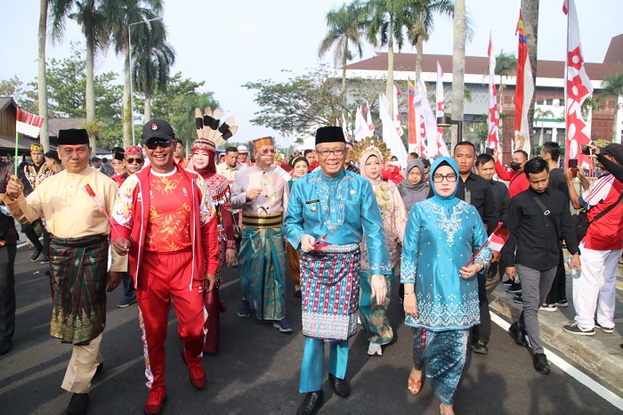 KARNAVAL: Gubernur Sutarmidji bersama Sekda, jajaran Forkopimda Kalbar, dan kepala perangkat daerah di lingkungan pemprov saat mengikuti Karnaval Semarak Merah Putih Khatulistiwa, Sabtu (19/8).
