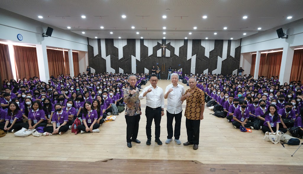 FOTO BERSAMA: Wali Kota Pontianak Edi Rusdi Kamtono beserta Pimpinan Universitas Widya Dharma Pontianak diabadikan besama usai kuliah umum untuk mahasiswa baru, Minggu (20/8).