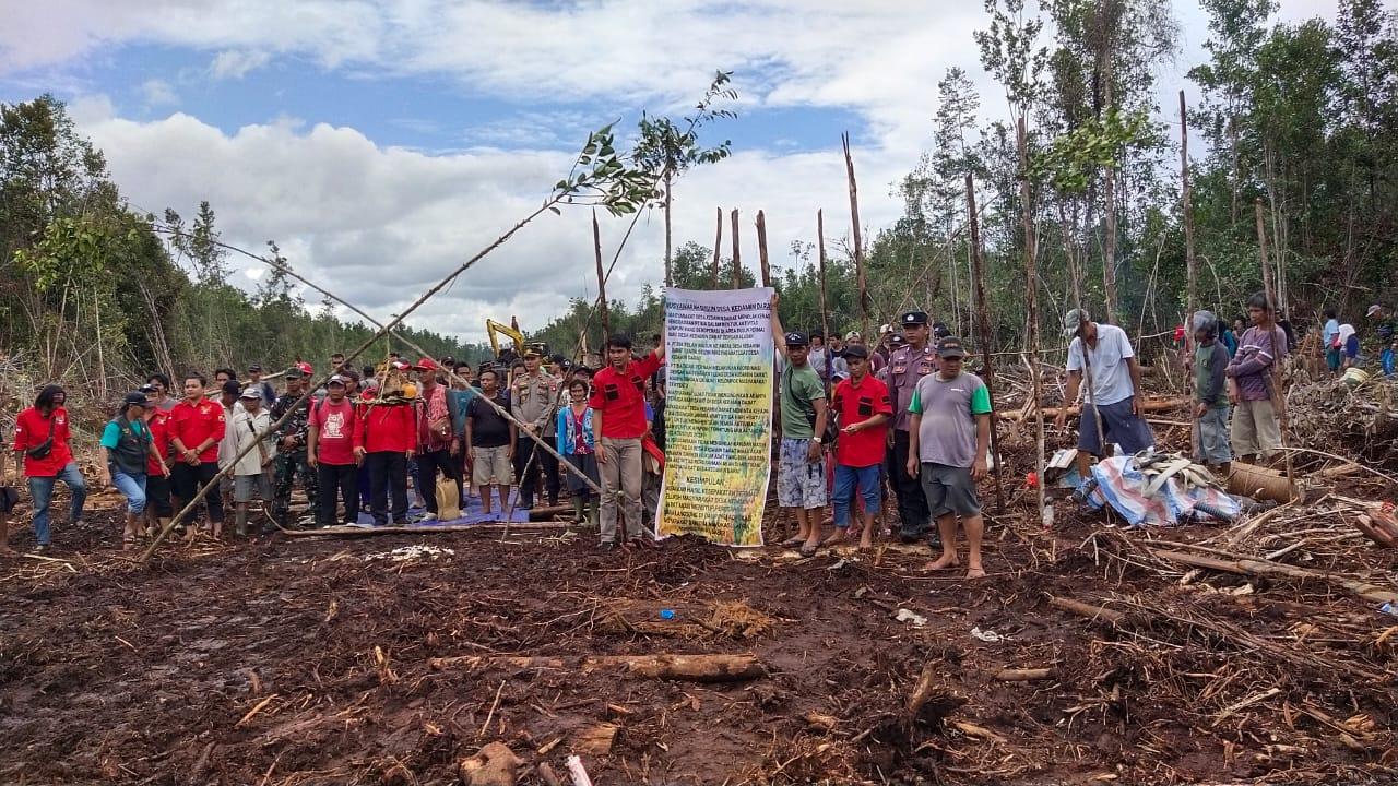 DITUTUP: Dengan ritual adat, masyarakat Desa Kedamin Darat, Kecamatan Putussibau Selatan, melakukan penutupan aktivitas PT. Borneo International Anugrah (BIA) di wilayah Dusun Permai Baru, Selasa (22/