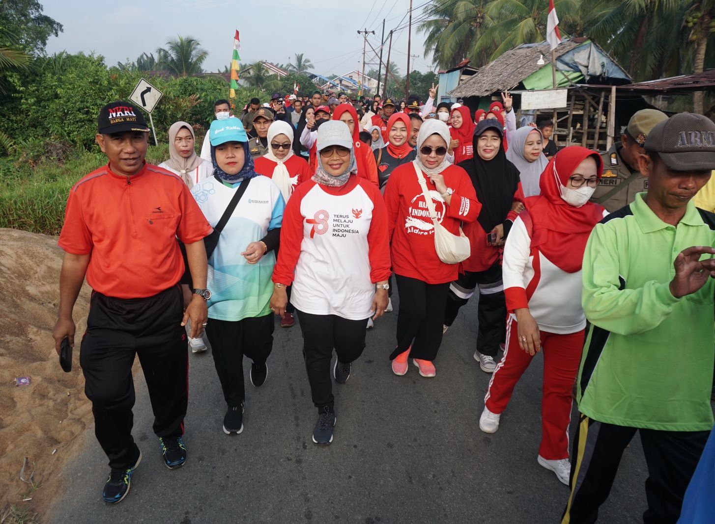 JALAN: Bupati Mempawah, Erlina ikut jalan santai bersama ratusan masyarakat Kecamatan Segedong. ISTIMEWA