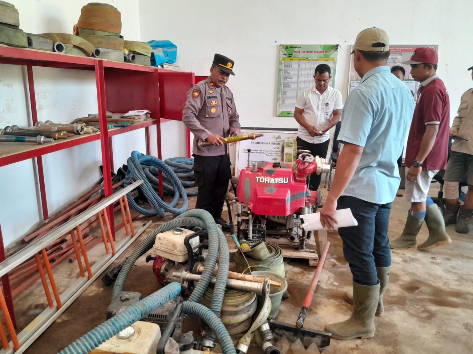 CEK DAMKAR: Kapolsek Mandor Iptu Sudarsum memeriksa kesiapan Damkar di PT Mustika Abadi Khatulistiwa (MAK) di Dusun pempadang Desa Kayuara Kecamatan Mandor Kabupaten Landak, Senin (21/8).