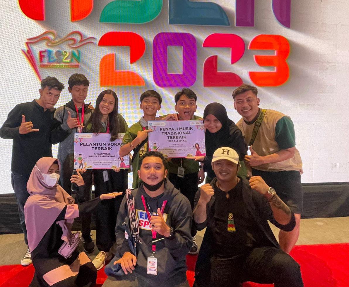 PIAGAM: Penyerahan piagam kepada Spanta Percussion sebagai Penyaji Musik Tradisional Terbaik FLS2N.