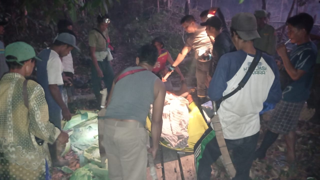 EVAKUASI : Korban yang tewas terbakar akibat membakar lahan dievakuasi oleh pihak keluarga, kemarin.