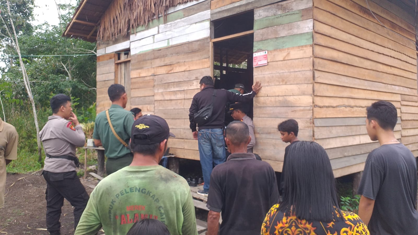 KORBAN: Sejumlah warga mendatangi rumah korban yang ditemukan meninggal dunia dengan cara gantung diri di Selakau, Kabupaten Sambas