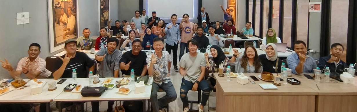 Limin, owner Aming Coffee beserta praktisi media massa saat coffee morning belum lama ini.