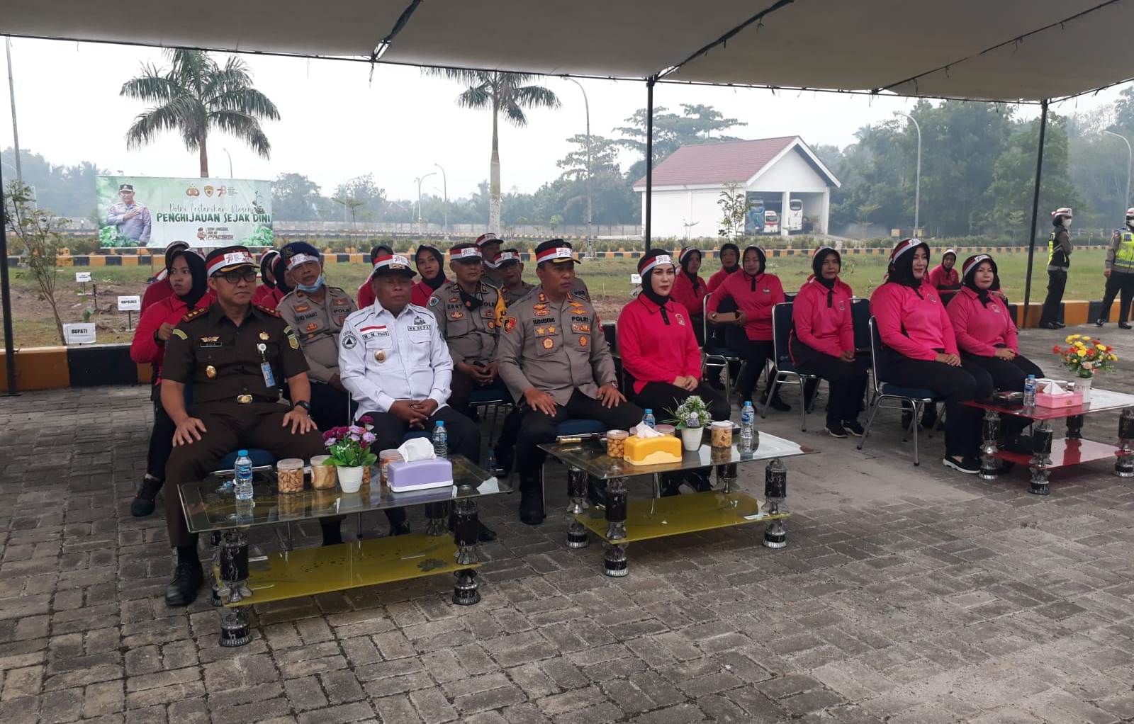 PENANAMAN : Kapolres, Wabup dan Kajari saat menghadiri penanaman pohon serentak. IST