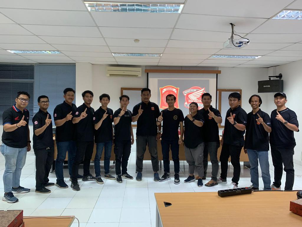 Foto Pengurus HWBC 2023 bersama Honda Community Development dan perwakilan Club HWBC.