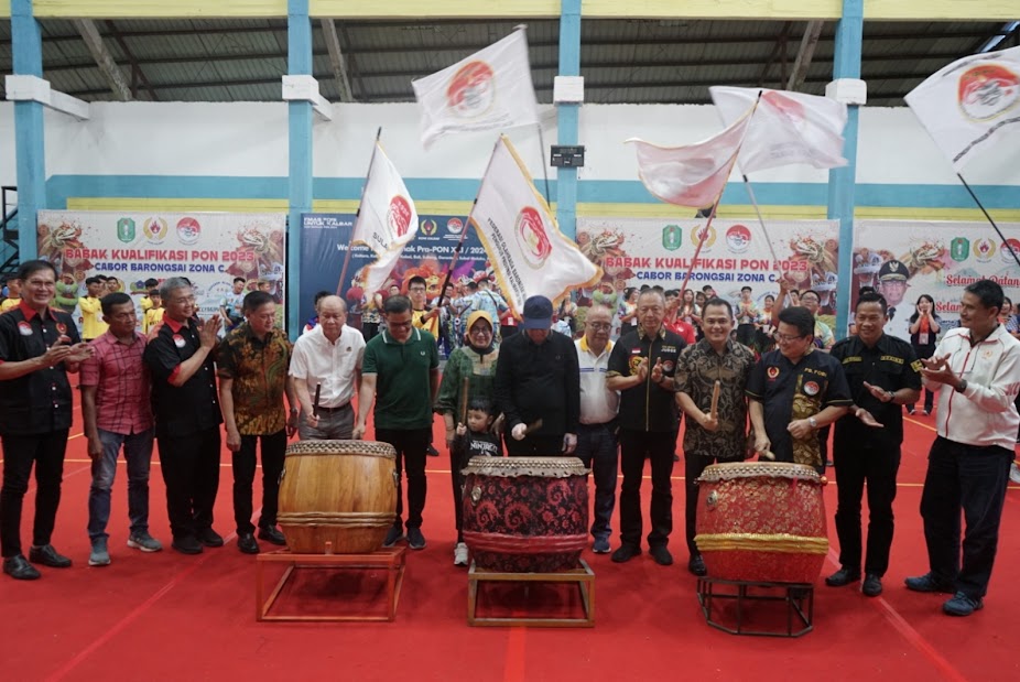 MENABUH GENDERAANG: Gubernur Kalimantan Barat, Sutarmidji, menabuh gendering, membuka secara simbolis babak kualifikasi PON Cabang Olahraga Barongsai Zona C di Gedung Perbasi Kota Pontianak.