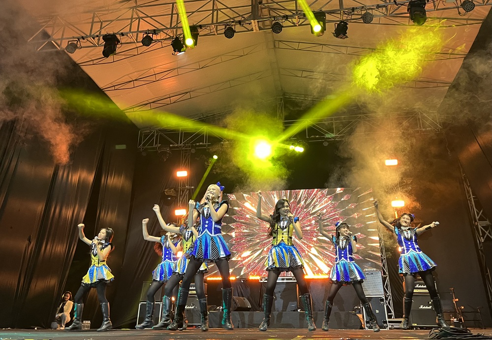 ENERJIK: Personel JKT48 saat tampil di Borneo Land Festival 2023 di Halaman Hotel Mahkota tadi malam. Penampilan mereka mengundang histeria para penggemar berat yang sengaja menunggu kedatangan mereka