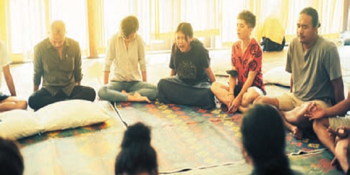 LATIHAN: Para musisi lintas negara yang tergabung dalam OneBeat Borneo tengah menjalani sesi latihan. Mereka akan menampilkan pertunjukan akhir pada 26 Agustus 2023 di Port99, Kota Pontianak. IST