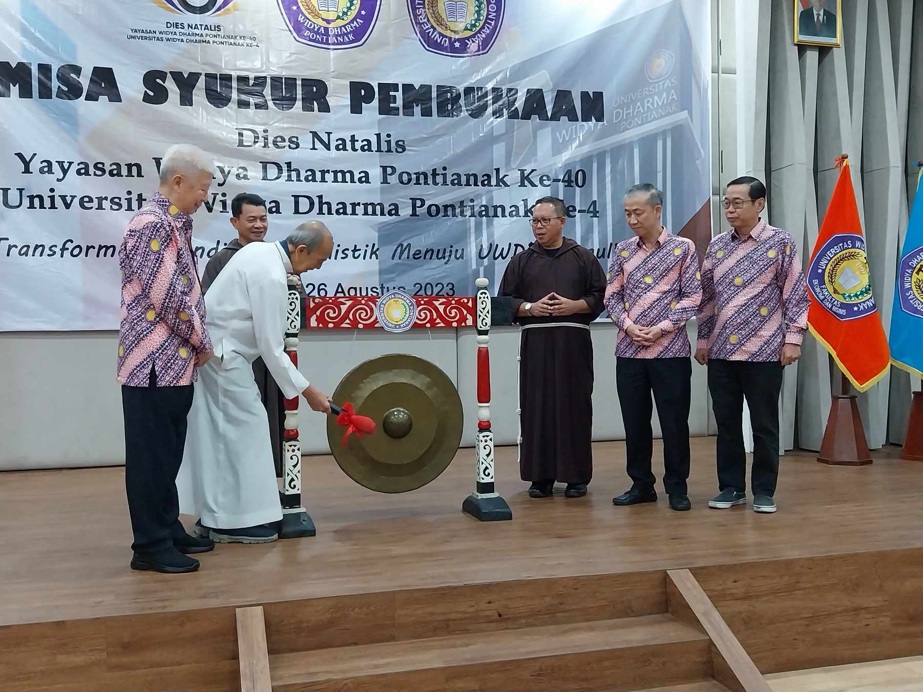 PUKUL GONG : Pemukulan gong menandai dibukanya rangkaian kegiatan Dies Natalis ke-40 Yayasan Widya Dharma Pontianak dan Universitas Widya Dharma Pontianak yang ke-4, Sabtu (26/8).&nbsp; SITI/PONTIANAK POST