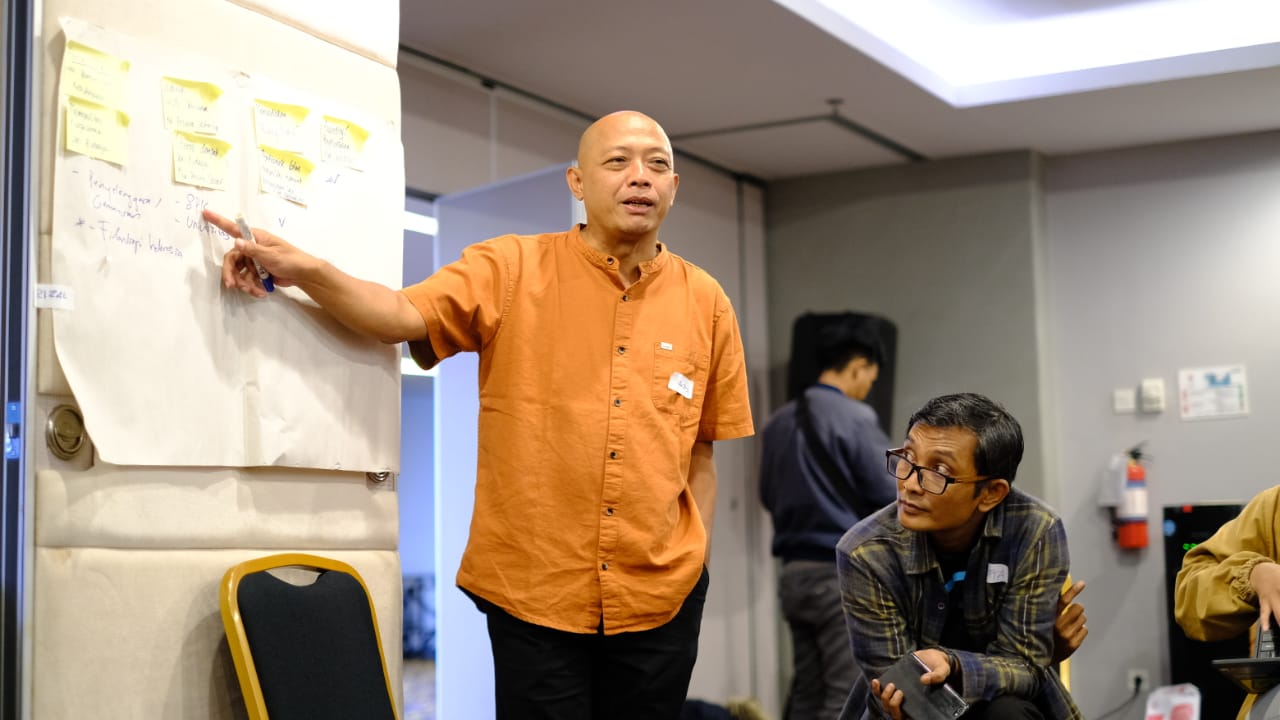 Ketua Pengurus Koalisi Seni Indonesia, Kusen Alipah, pada sesi FGD Filantropi Kebudayaan.