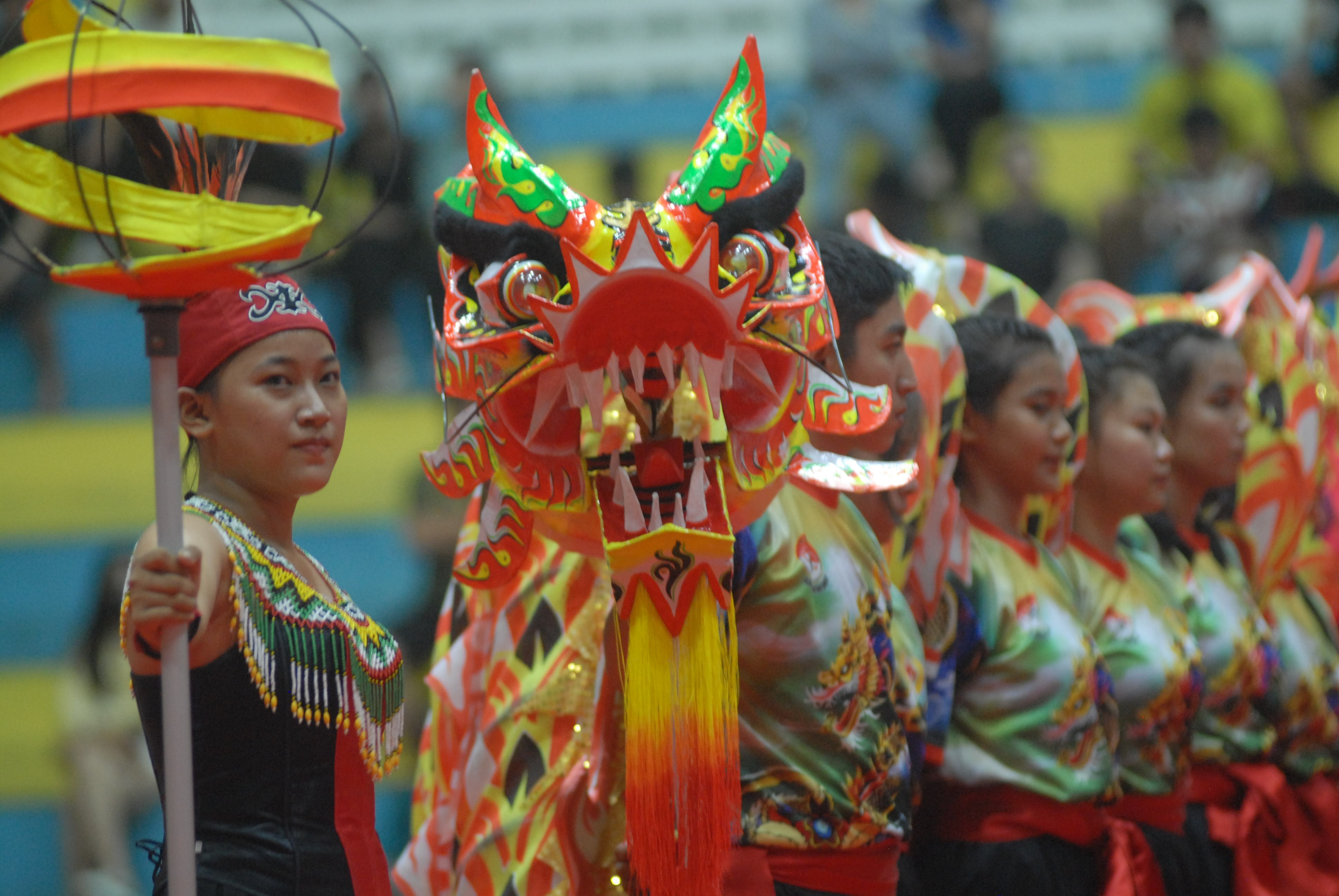 Tim Naga Taolu Bebas asal Bali sedang beraksi pada babak Kualifikasi PON XXI Zona C, Cabang Olahraga Barongsai, Minggu (27/8).