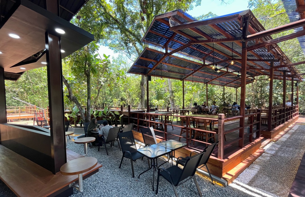 Aming Coffee Jalan Veteran Kota Pontianak dengan suasana yang teduh.
