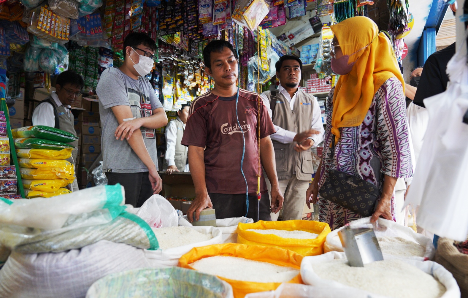 Jajaran Bulog Kalimantan Barat melalukan sidak pasar tradisional di Kota Pontianak, memastikan penyaluran beras SPHP tepat sasaran. Hal ini dilakukan menyusul kenaikan harga beras di tingkat pengecer.