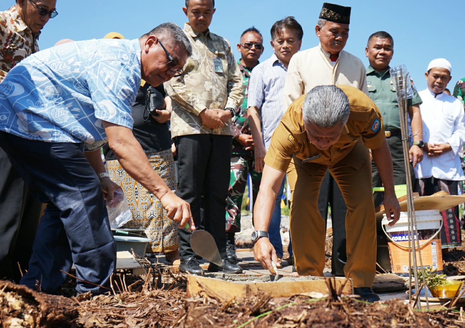 Bupati Kubu Raya Muda Mahendrawan meletakkan batu pertama pembangunan perumahan subsidi, Selasa (29/7).