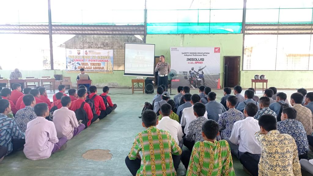 Siswa-siswi baru SMKN 7 Pontianak saat menerima materi edukasi safety riding dari Astra Motor Kalbar.