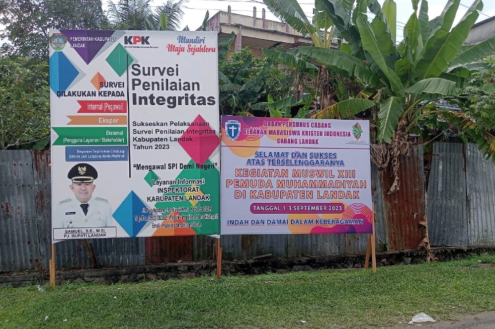 Baliho dari seumlah OKP Kristiani di Kabupaten Landak sebagai wujud dukungan Muswil Pemuda Muhammadiyah.