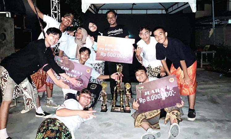 JUARA : Group band SMANTI Tres Dos SMAN 3 Singkawang berhasil menyabet juara 1 pada acara Festival Pelajar se Kalbar yang digelar di Cawan Cafe. IST