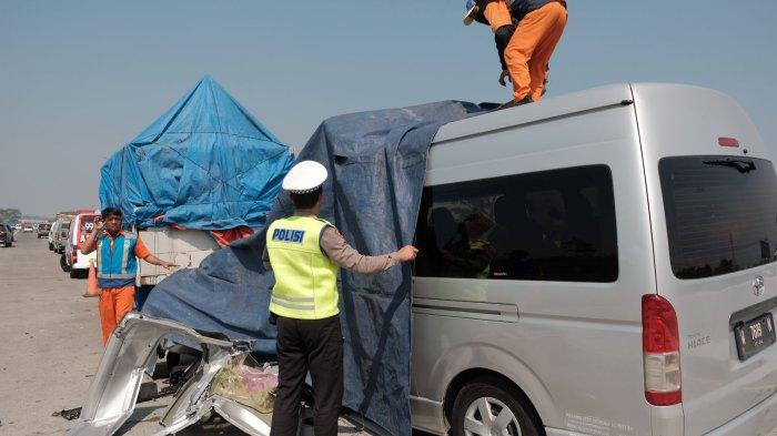 Petugas Polres Malang sedang melakukan evakuasi terhadap korban kecelakaan Tol Pandaan, Malang.