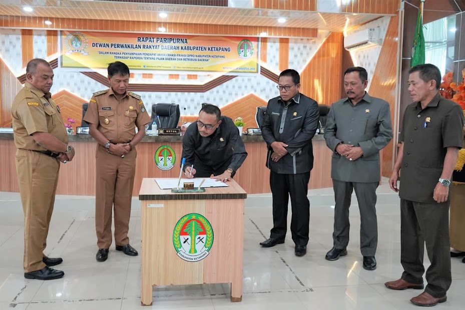 TANDA TANGAN: Ketua DPRD Kabupaten Ketapang, M. Febriadi, menandatangani Raperda tentang Pajak Daerah dan Retribusi Daerah, Senin (28/8). ISTIMEWA